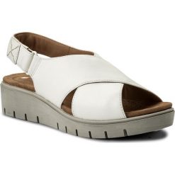 Sandały CLARKS - Un Kerely Hail 261322354 White Leather. Klapki damskie marki Clarks. W wyprzedaży za 279.00 zł.
