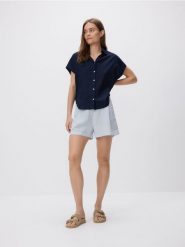 Szorty z dodatkiem lnu - jasnoniebieski. Niebieskie szorty damskie Reserved, l, bez wzorów, z tkaniny. Za 139.99 zł.