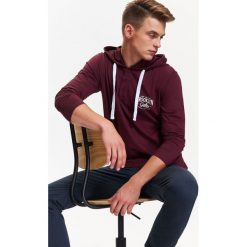 BLUZA MĘSKA Z KAPTUREM Z LEKKIEJ DZIANINY. Czerwone bluzy męskie TOP SECRET, na jesień, l, bez wzorów, z bawełny, z kapturem. W wyprzedaży za 39.99 zł.