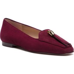 Lordsy STUART WEITZMAN - Slipknot YL96090 Cabernet Suede. Czerwone mokasyny damskie Stuart Weitzman, z aplikacjami, ze skóry, eleganckie, bez obcasa, na obcasie, bez zapięcia. W wyprzedaży za 939.00 zł.