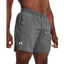 Szorty Under Armour Launch 7". Białe krótkie spodenki sportowe męskie Under Armour, s, bez wzorów, z dzianiny, do biegania. Za 213.03 zł.