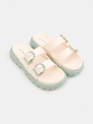 Klapki z dwoma paskami i ozdobnymi klamrami - wielobarwny. Klapki damskie Sinsay, bez wzorów, bez obcasa. Za 39.99 zł.