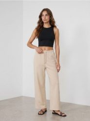 Spodnie dresowe wide leg - beżowy. Brązowe spodnie dresowe damskie Sinsay, l, bez wzorów, z dresówki, na fitness i siłownię. Za 39.99 zł.