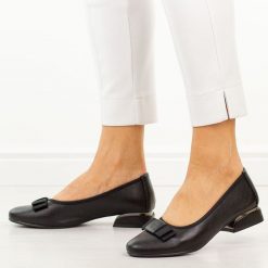 Czarne skórzane czółenka damskie na obcasie M.Daszyński Ol37-2. Czarne czółenka damskie M.Daszyński, z aplikacjami, z jeansu, biznesowe, z okrągłym noskiem, bez obcasa, na obcasie, bez zapięcia. Za 219.00 zł.