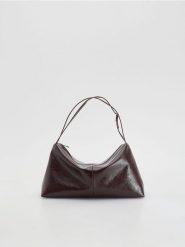 Duża torebka na ramię - mahoniowy. Brązowe torby na ramię damskie Reserved, bez wzorów, ze skóry, duże, bez dodatków. Za 139.99 zł.