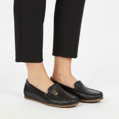 Mokasyny damskie Armodo, cholewka ze skóry naturalnej gładkiej klasyczna wsuwana konstrukcja z delikatnym przeszyciem z przodu subtelny metalowy deta. Czarne mokasyny damskie Armodo, ze skóry, klasyczne. Za 379.00 zł.