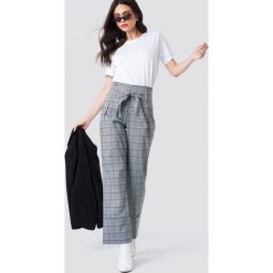 NA-KD Trend Rozszerzane spodnie z wiązaniem - Grey. Spodnie materiałowe damskie marki NA-KD Trend. W wyprzedaży za 80.97 zł.