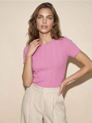 Prążkowana koszulka z domieszką wiskozy - różowy. Czerwone t-shirty damskie Sinsay, l, bez wzorów, prążkowane, bez kołnierzyka. Za 29.99 zł.