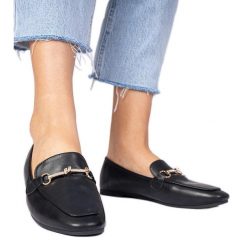 Czarne mokasyny ze złotą ozdobą i cyrkonią. Czarne mokasyny damskie ze skóry, eleganckie. Za 75.95 zł.