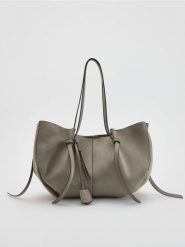 Torebka shopper z imitacji zamszu - szary. Szare torebki shopper damskie Reserved, bez wzorów, bez dodatków. Za 179.99 zł.