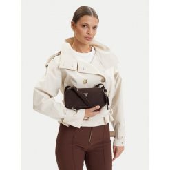 Torebka Guess. Brązowe torebki do ręki damskie Guess, z aplikacjami, klasyczne, bez dodatków. Za 639.99 zł.