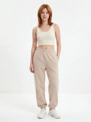 Damskie spodnie dresowe oversize UNLEASH WINGS BEIGE. Brązowe spodnie dresowe damskie Wings, l, bez wzorów, z dresówki. Za 209.90 zł.