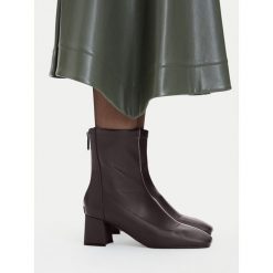 Botki Nine West. Brązowe botki damskie Nine West, bez obcasa, na słupku, bez zapięcia. Za 279.99 zł.