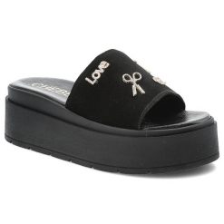 Czarne Klapki Chebello Modne Obuwie Damskie. Czarne klapki damskie CheBello, z aplikacjami, eleganckie, bez obcasa, na platformie. Za 369.00 zł.