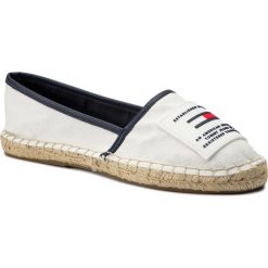 Espadryle TOMMY JEANS - Rubber Patch Espadrille EN0EN00527 White 100. Białe espadryle damskie Tommy Jeans, bez wzorów, z jeansu, bez obcasa, na płaskiej podeszwie, bez zapięcia. W wyprzedaży za 209.00 zł.