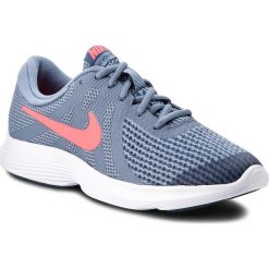 Buty NIKE - Revolution 4 (GS) 943309 400 Ashen Slate/Flash Crimson. Niebieskie obuwie sportowe damskie Nike, z materiału. W wyprzedaży za 169.00 zł.