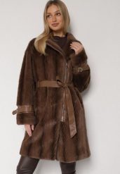 Brązowy Futrzany Płaszcz z Wiązanym Paskiem i Ozdobnymi Sprzączkami Felryna. Brązowe płaszcze damskie Born2be, l, bez wzorów, z futra, eleganckie, bez kaptura. Za 299.99 zł.