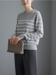 Sweter w paski z ozdobnymi guzikami na ramieniach - szary. Szare swetry damskie Sinsay, l, bez wzorów, bez kołnierzyka, bez ramiączek, bez kaptura. Za 35.99 zł.