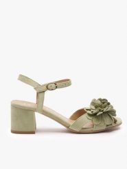 Jasnozielone sandały na obcasie z kwiatem. Zielone sandały damskie Ryłko, bez wzorów, ze skóry, bez obcasa, na obcasie, bez zapięcia. Za 449.99 zł.