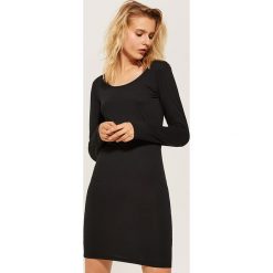 Dopasowana sukienka basic - Czarny. Czarne sukienki damskie House. W wyprzedaży za 39.99 zł.