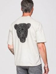 Koszulka męska loose fit z srebrno-czarną aplikacją pantery z cekinów i koralików na plecach - złamana biel V2 - Rozmiar: XL. Czarne t-shirty męskie Ombre Clothing, m, z aplikacjami, z bawełny, klasyczne, bez kołnierzyka. Za 297.99 zł.