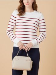 Sweter w paski z ozdobnymi guzikami na ramieniach - czerwony. Czerwone swetry damskie Sinsay, l, bez wzorów, bez kołnierzyka, bez ramiączek, bez kaptura. Za 35.99 zł.