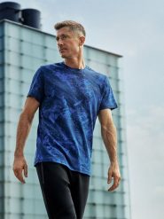 4F T-shirt regular z nadrukiem męski 4F x Robert Lewandowski - granatowy XXL. Niebieskie koszulki sportowe męskie 4f, l, bez wzorów, z bawełny, bez kołnierzyka, bez ramiączek. Za 79.99 zł.