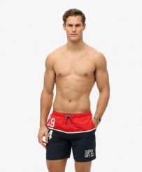 Superdry kąpielówki Nautical Logo 17 z recyklingowanego poliestru – TRICOLORE. Niebieskie kąpielówki męskie Superdry., m, bez wzorów, do pływania. Za 236.65 zł.