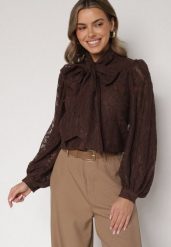 Brązowa Koronkowa Koszula z Bufiastymi Rękawami i Kokardą przy Dekolcie Sewane. Brązowe bluzki damskie Born2be, m, bez wzorów, z jeansu, biznesowe, bez kołnierzyka, bez ramiączek. Za 149.99 zł.