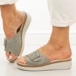 Khaki skórzane klapki damskie S.Barski 7002. Brązowe klapki damskie S.BARSKI, bez wzorów, z jeansu, casualowe, bez obcasa, na koturnie. Za 229.00 zł.