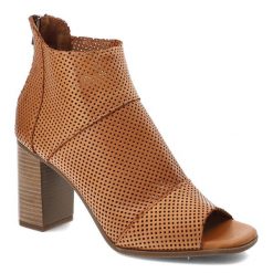Brązowe Botki Venezia Stylowe Buty Damskie. Brązowe klapki damskie Venezia, w ażurowe wzory, ze skóry, bez obcasa, na obcasie, bez zapięcia. Za 245.00 zł.