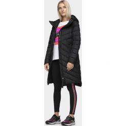 Płaszcz puchowy damski KUDP214 - głęboka czerń. Brązowe kurtki damskie 4f, bez wzorów, z puchu, bez kaptura. Za 349.99 zł.