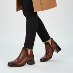Botki damskie Armodo, na klocku skórzane eleganckie z okrągłym noskiem i na zamek, rude, 60559-S. Brązowe kozaki damskie Armodo, z jeansu, z okrągłym noskiem, bez obcasa, na obcasie. Za 339.99 zł.