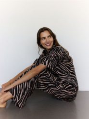 Dwuczęściowa piżama ze zwierzęcym nadrukiem - brudny róż. Czerwone piżamy damskie Reserved, l, bez wzorów, z lyocellu, bez ramiączek. W wyprzedaży za 99.99 zł.