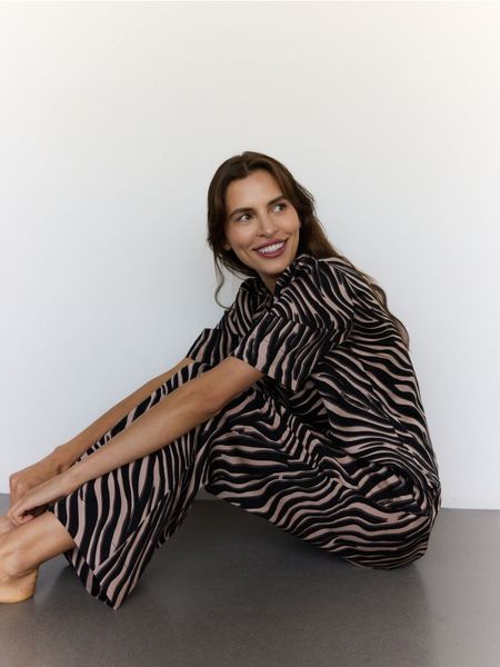 Dwuczęściowa piżama ze zwierzęcym nadrukiem - brudny róż. Czerwone piżamy damskie Reserved, l, bez wzorów, z lyocellu, bez ramiączek. W wyprzedaży za 99.99 zł.