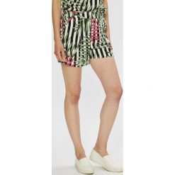 Jacqueline de Yong - Top Carla. Szare topy damskie Jacqueline de Yong, z poliesteru, z okrągłym kołnierzem, z krótkim rękawem. W wyprzedaży za 49.90 zł.