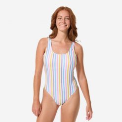 Kostium kąpielowy jednoczęściowy surfingowy damski Decathlon Aurely. Białe kostiumy jednoczęściowe damskie OLAIAN, bez wzorów, z elastanu, eleganckie. Za 69.99 zł.