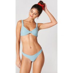 J&K Swim X NA-KD Stringi kąpielowe - Blue. Stringi damskie marki J&K Swim X NA-KD. Za 60.95 zł.
