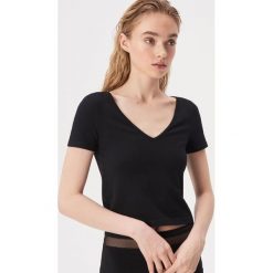 T-shirt z dekoltem w szpic - Czarny. Czarne t-shirty damskie marki Sinsay, bez wzorów, bez kołnierzyka. Za 19.99 zł.