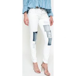 Guess Jeans - Jeansy. Szare jeansy damskie marki Guess Jeans. W wyprzedaży za 429.90 zł.