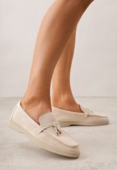 Beżowe Mokasyny z Imitacji Zamszu Zdobione Zawieszką i Przeszyciem Aezoris. Brązowe mokasyny damskie Renee, z jeansu, eleganckie. Za 99.99 zł.