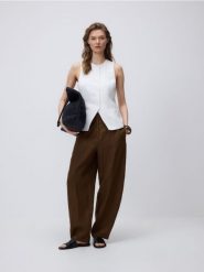 Lniane spodnie barrel leg - ciemnobrązowy. Brązowe spodnie materiałowe damskie Reserved, l, bez wzorów. Za 179.99 zł.