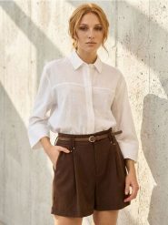 Gładkie szorty z paskiem z wiskozą - brązowy. Brązowe szorty damskie Sinsay, l, bez wzorów, z wiskozy. Za 49.99 zł.