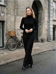 Prążkowany sweter z golfem - czarny. Czarne swetry damskie Sinsay, l, bez wzorów, prążkowane, bez kołnierzyka, bez ramiączek, bez kaptura. Za 39.99 zł.