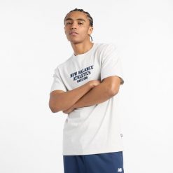 Koszulka męska New Balance MT51526AHH – szara. Szare koszulki sportowe męskie New Balance, m, bez wzorów, z bawełny, bez kołnierzyka, bez ramiączek. Za 109.99 zł.