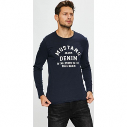 Mustang - Longsleeve. Czarne bluzki z długim rękawem męskie Mustang, z nadrukiem, z bawełny, z okrągłym kołnierzem. Za 139.90 zł.