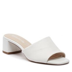 Klapki Tamaris. Białe klapki damskie Tamaris, bez wzorów, bez obcasa. Za 259.99 zł.