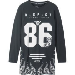 Modny długi shirt bonprix czarny z nadrukiem. Koszule dla chłopców marki bonprix. Za 29.99 zł.