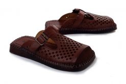 Artiker Relaks 58C1012 choco, klapki damskie. Brązowe klapki damskie Artiker Relaks, bez wzorów, ze skóry, bez obcasa. Za 294.90 zł.