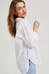 Koszula oversize z rękawami 3/4 biała. Białe koszule damskie MOODO, m, bez wzorów, bez kołnierzyka. W wyprzedaży za 69.99 zł.
